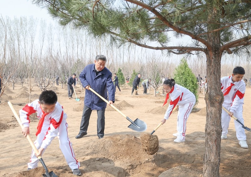 习近平在出席首都义务植树活动时强调全民植树绿化共同建设美丽中国李强赵乐际王沪宁蔡奇丁薛祥李希韩正等出席1.jpg