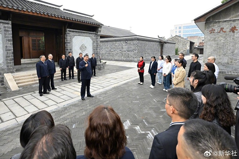 习近平来到刘驰胡同参观：发扬好传统美德让我们社会更加和谐 (2).jpg