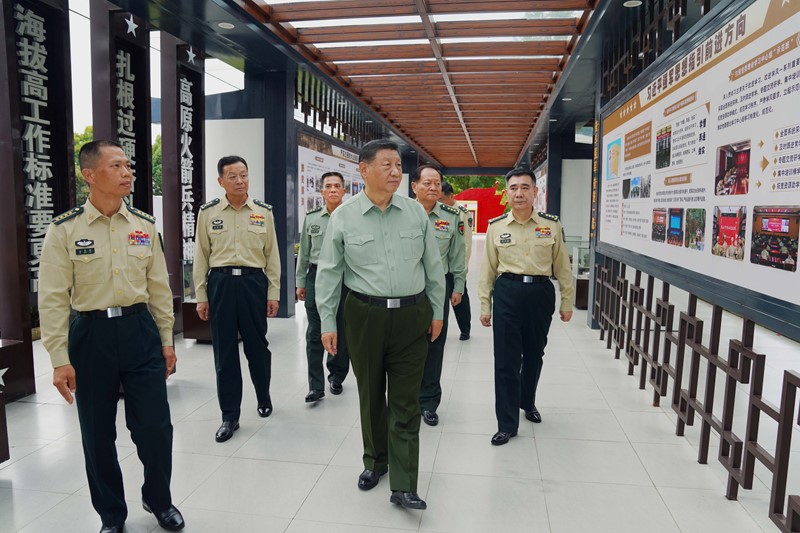 习近平在火箭部队某旅视察工作时强调坚持政治引领增强责任担当苦干实干提升战略导弹部队威慑力和实战能力.jpg